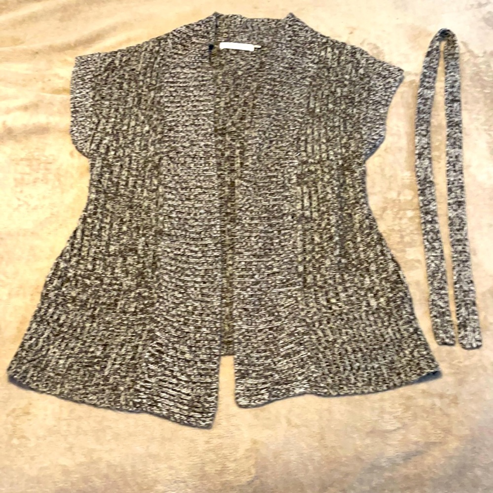 Medium brown short sleeve sweater.